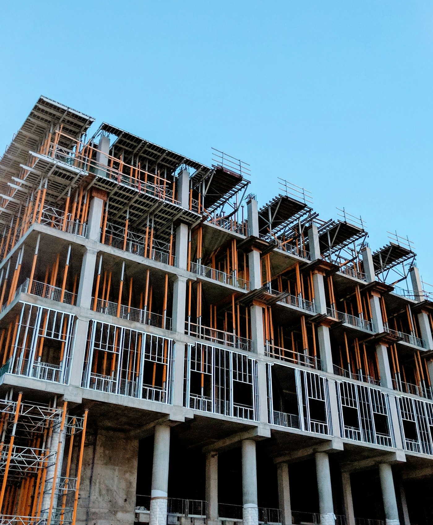 Estructura aporticada en concreto en ejecución