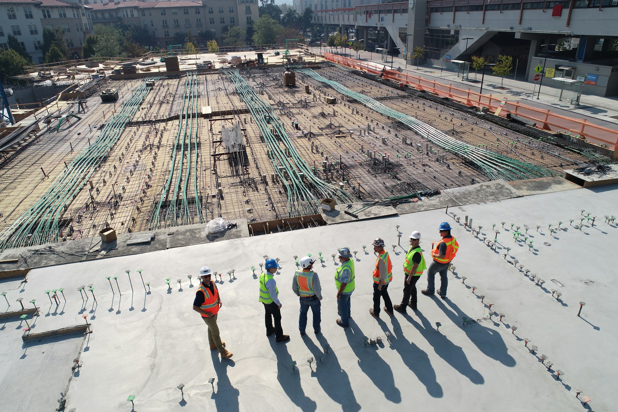 Equipo técnico supervisando una losa de concreto en obra